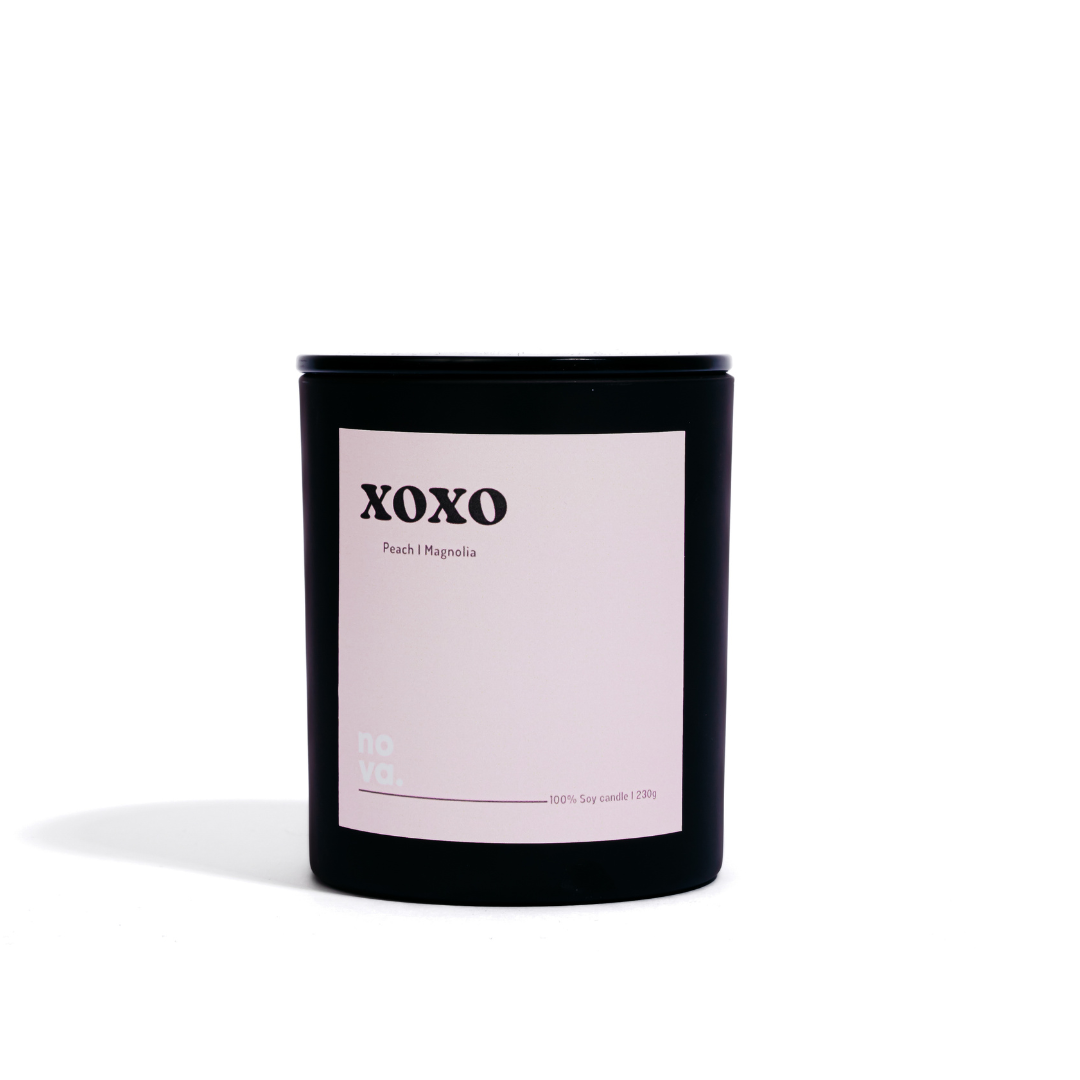XOXO - شمعة برائحة الخوخ والماغنوليا 230 غ